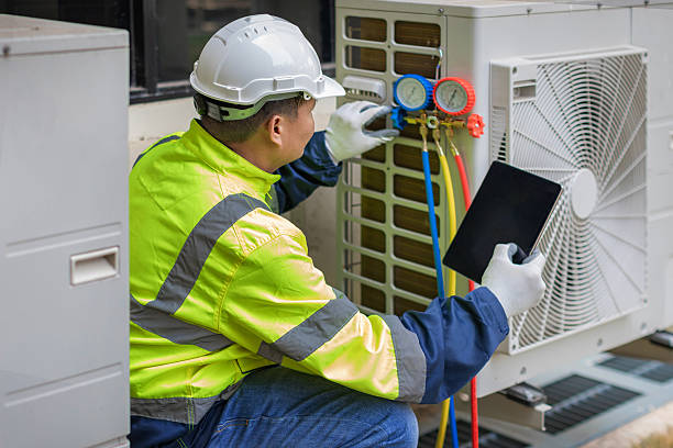 Professional Hvac technician working in Valparaiso, FL